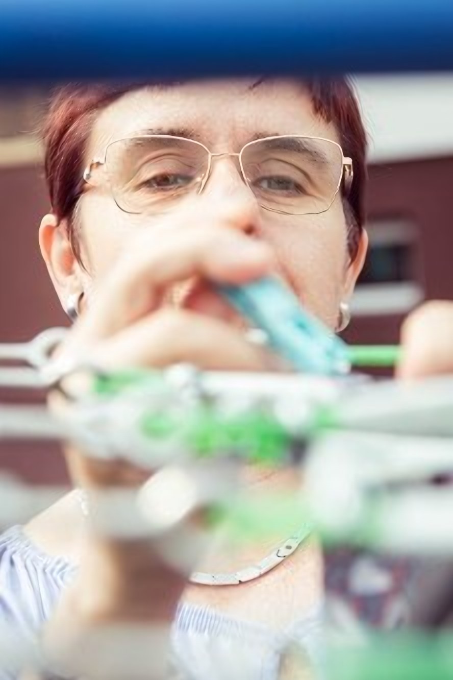 Eine Frau spielt Mundharmonika