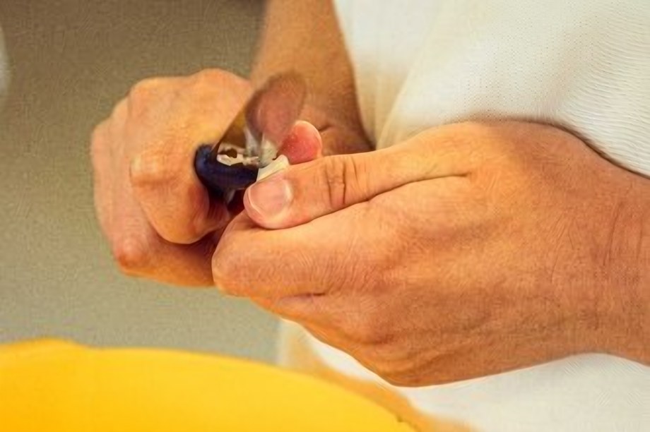 Hände bearbeiten ein kleines Werkstück