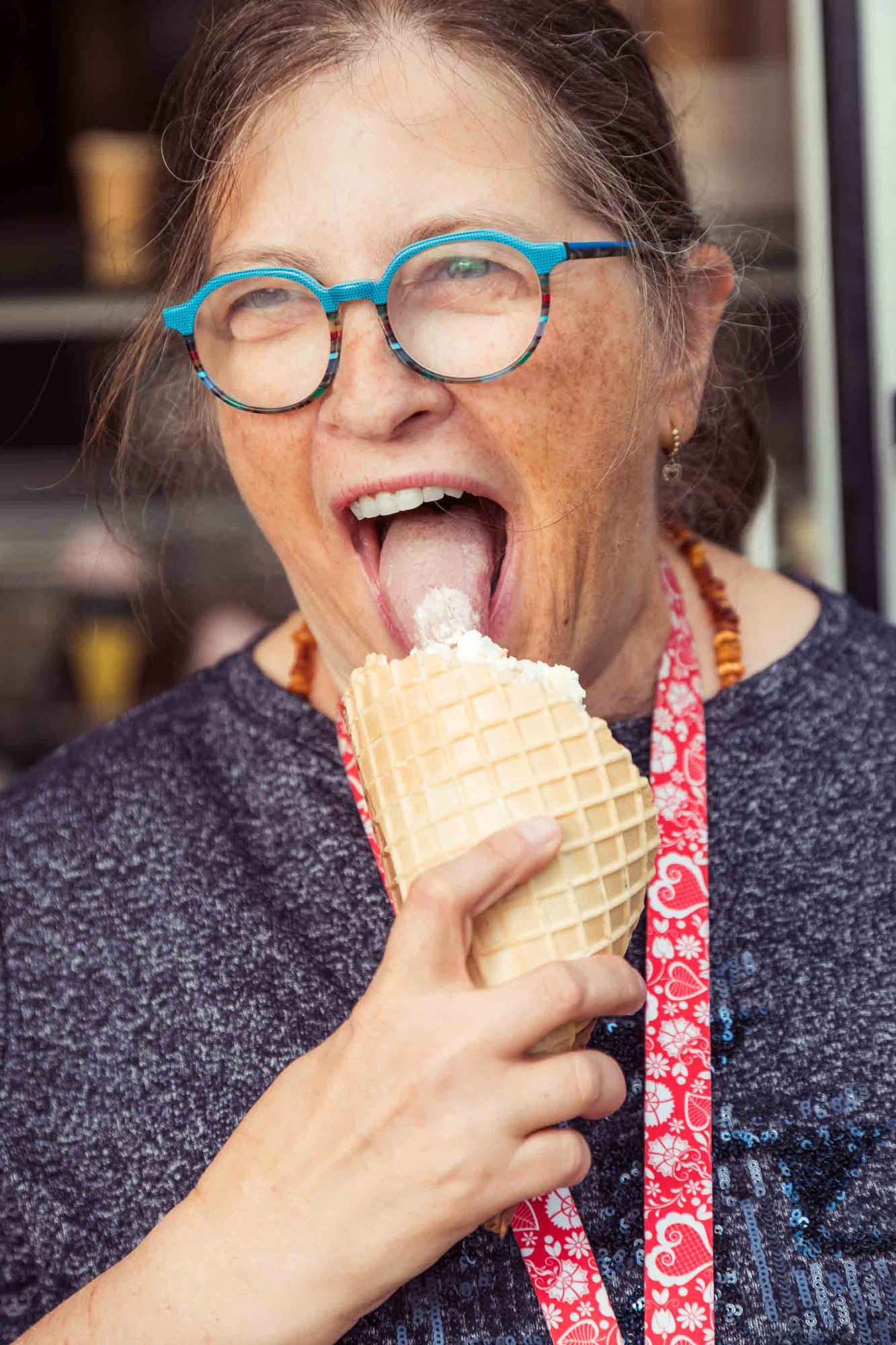 Eine Bewohnerin genießt lachend ein Eis