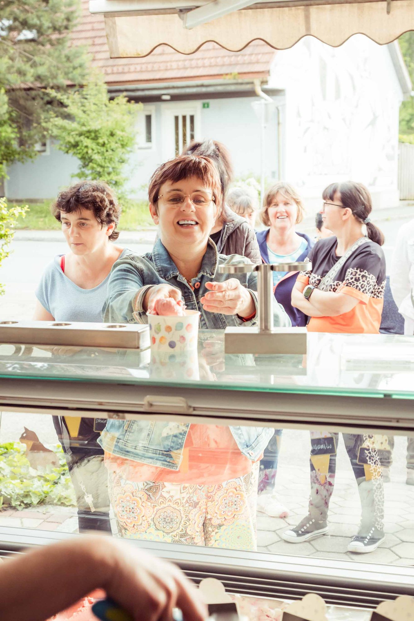 Eine Gruppe kauft gemeinsam an einem Eisstand ein