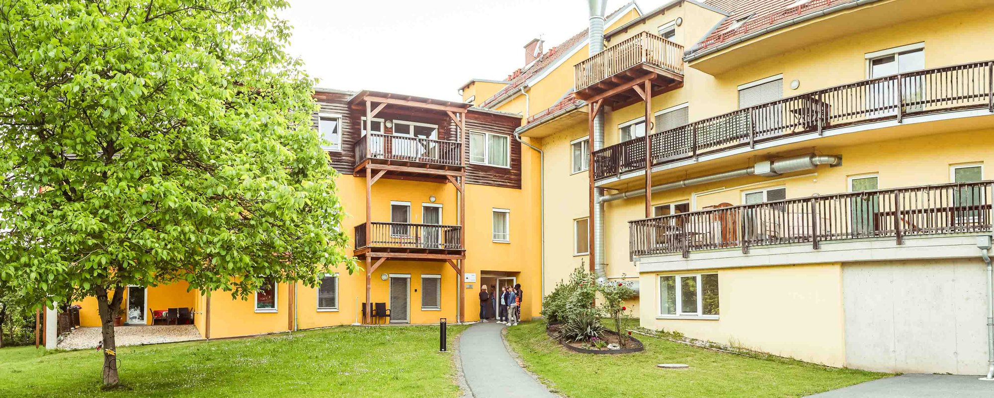 Das Wohnhaus in Wies mit Garten und Balkonen
