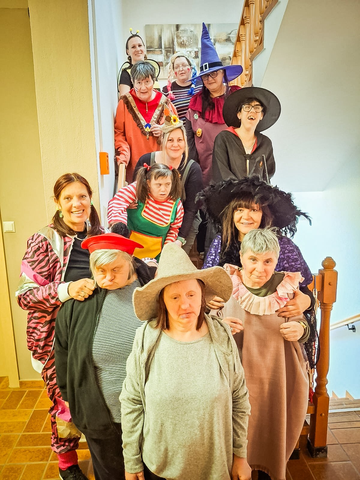 Eine Gruppe in Hexenkostümen beim Fasching auf der Stiege